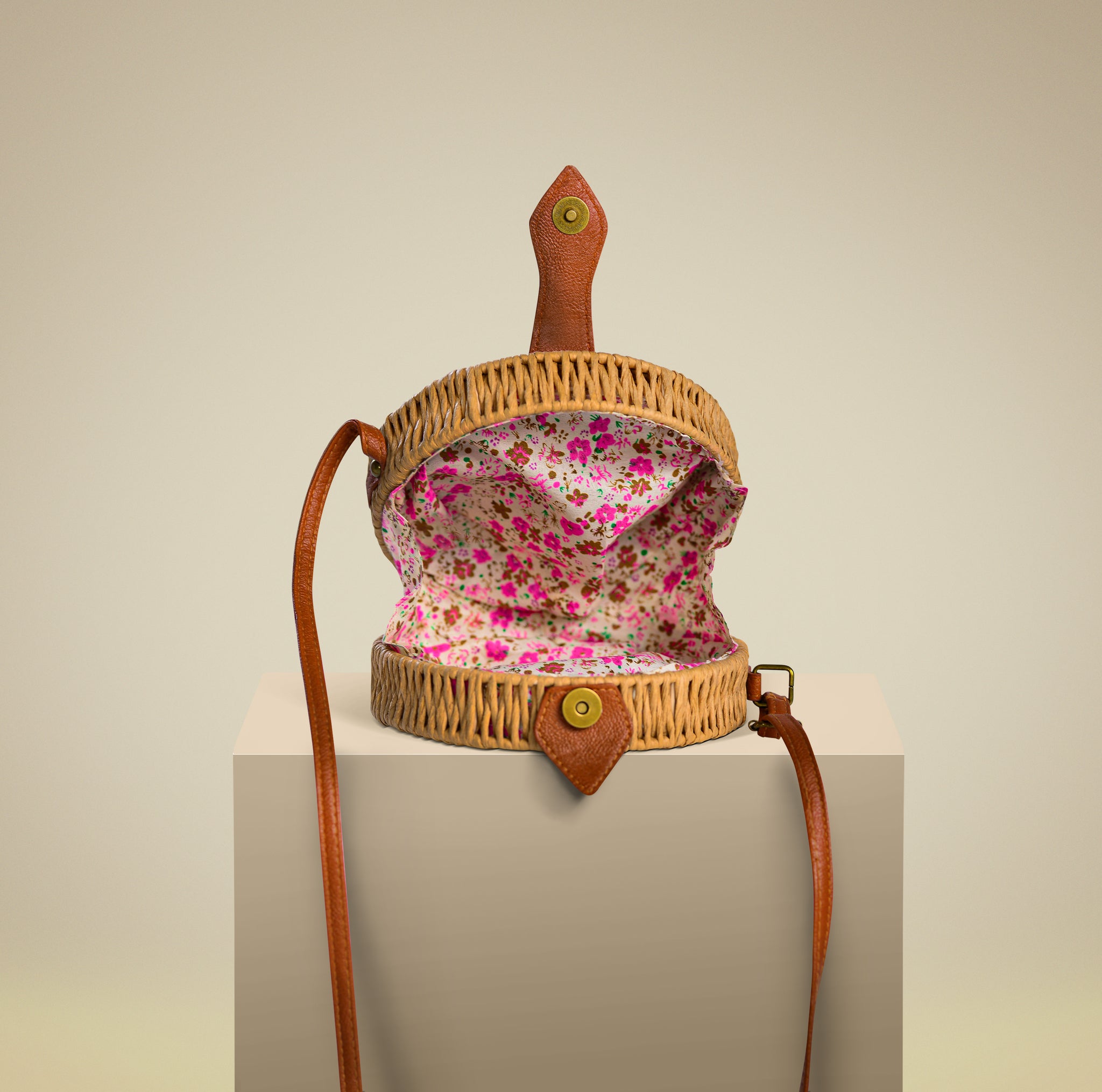 NUDE STRAW BAG